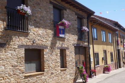 Adornos florales en San Cristóbal de la Polantera. DL