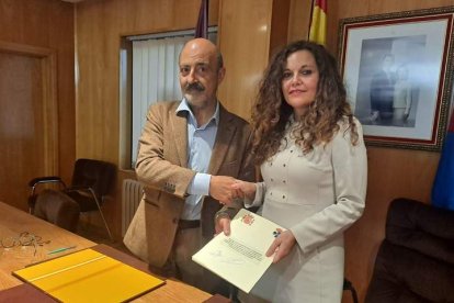 El presidente de la CHMS, José Antonio Quiroga, y la alcaldesa de Bembibre, Silvia Cao, firmaron el protocolo. C. F. C.