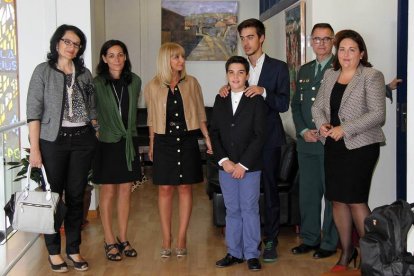 La alcaldesa de San Andrés del Rabanedo, María Eugenia Gancedo, y la subdelegada del Gobierno, Teresa Mata, con los familiares de los fallecidos en el homenaje a los tres guardias civiles fallecidos en accidente de helicóptero en León en agosto de 2014