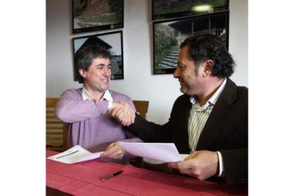 Joaquín Ramírez y Víctor Arroyo en la firma del convenio.