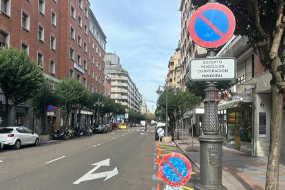 Zona de Gran Vía donde se reservan las plazas para concejales y vehículos del Ayuntamiento. Á.C.