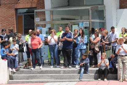 Los cinco minutos de silencio ante el Ayuntamiento de Cubillos acabaron con un aplauso