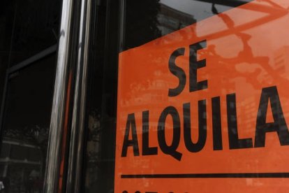 Un cartel de se alquila. JAVIER QUINTANA