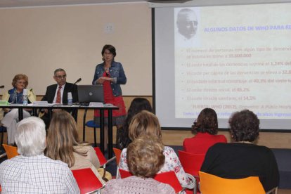 Mercedes García, Manuel Díez y Carmen González, en la conferencia de ayer.