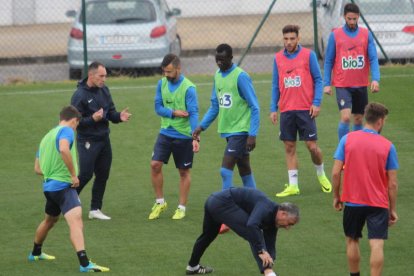 Munitis dispuso una sesión en el Anexo y otro por la tarde en el estadio a puerta cerrada. L. DE LA MATA