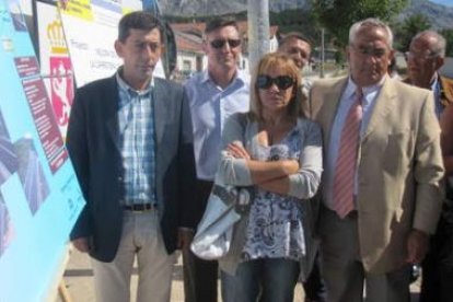 Isabel Carrasco, junto al Diputado de Infraestructuras y los alcaldes de las dos localidades.