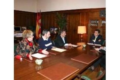 El alcalde y la directiva de la asociación durante la reunión de ayer