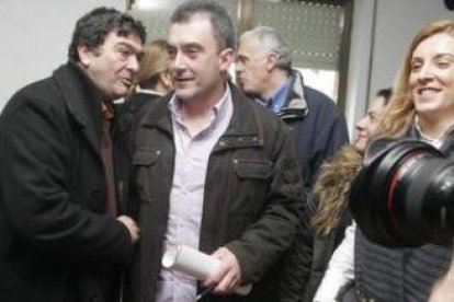 El nuevo alcalde, Manuel Merayo (izquierda) comenta el resultado del pleno con el edil tránsfuga del