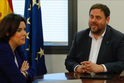 Soraya Sáenz de Santamaría y Oriol Junqueras, el 28 de abril, en la Moncloa.