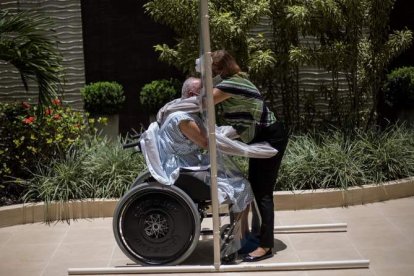 Una pareja celebrará 50 años de matrimonio en Brasil con un abrazo a través de una lámina de plástico. ANTONIO LACERDA