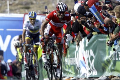 Joaquim ‘Purito’ Rodríguez, que resistió todos los ataques, por delante de Alberto Contador durante la ascesión al Cuitu Negru.