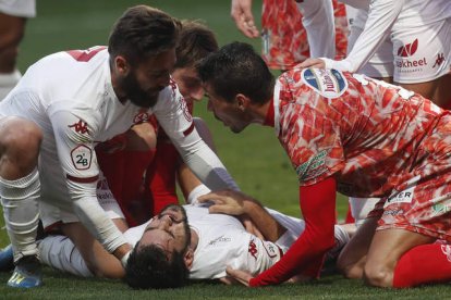 Saúl González es atendido durante el encuentro ante el Guijuelo de su lesión de fractura de costilla con Adrián Mancebo mimando a su compañero en el campo. JESÚS F. SALVADORES