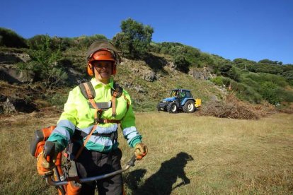 Azucena Nogueira, única integrante femenina de las cuadrillas del plan de empleo forestal local de la Diputación de León