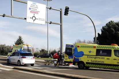 Los técnicos sanitarios asistiendo a los accidentados. MARCIANO PÉREZ