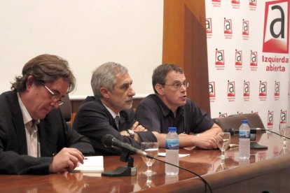 Gaspar Llamazares (en el centro) participa en la presentación de Izquierda Abierta.