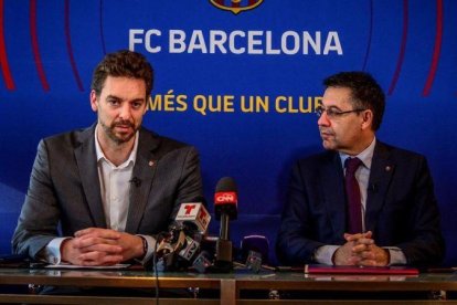 Pau Gasol  Y Josep Maria Bartomeu, en un reciente acto conjunto en Miami.