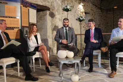 Joaquín S. Torné, Marisa Vázquez, Roberto Núñez, Martínez Majo y Juan Carlos Franco, ayer durante ‘El Filandón’ y ‘La Tertulia’ en el Monasterio de Carracedo. L. DE LA MATA