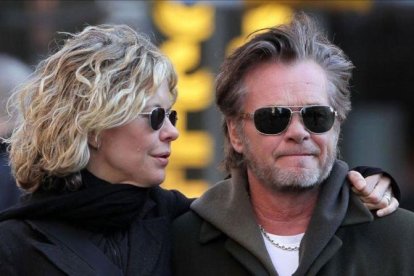 Meg Ryan y su novio, el rockero John Mellencamp pasean por las calles de Nueva York.