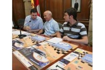 Jesús González, Emilio Villanueva y Marcos Rodríguez, durante la presentación de ayer