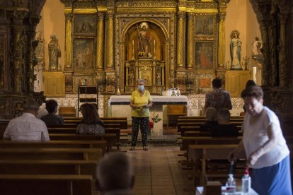 Maribel toca la campana para llamar a los fieles a la celebración de la Palabra. FERNANDO OTERO