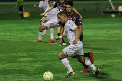 Juan Carlos Menudo acaba contrato con la Cultural esta temporada y hay varios clubes interesados en ficharle, entre ellos el Málaga. A. JUÁREZ