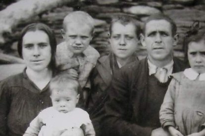 Antonio León con
su familia. ARCHIVO DE SANTIAGO MACÍAS