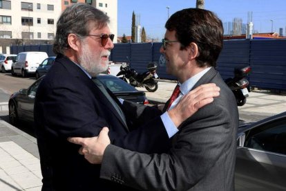 El presidente del PP de Castilla y León, Alfonso Fernández Mañueco, a su llegada a la reunión con Santiago Aparicio. R. GARCÍA