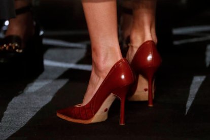 Detalle de los zapatos de la reina Letizia durante su visita hoy a la 75ª edición de la Mercedes Benz Fashion Week. JAVIER LIZÓN