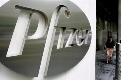 El logo de Pfizer en su sede central, en Nueva York.