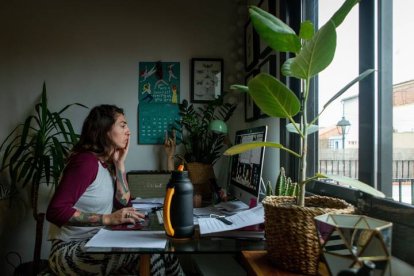 Una mujer realiza teletrabajo en su casa. ENRIC FONTCUBERTA