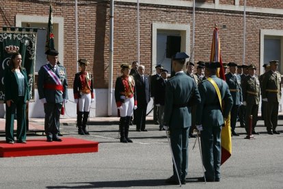 Virginia Barcones, delegada del Gobierno y el general Del Castillo reciben a la bandera. FERNANDO OTERO