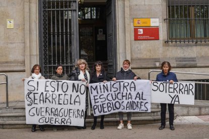 La plataforma por el soterramiento de San Andrés ha presetado 14.000 firmas en la subdelegación del Gobierno. MIGUEL F. B.