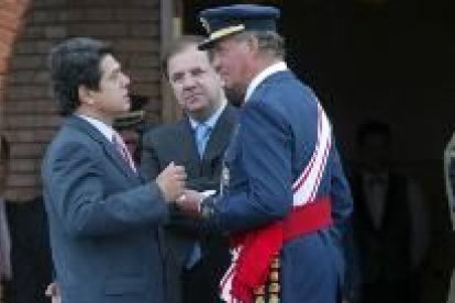 Federico Trillo, Juan Vicente Herrera y Don Juan Carlos, durante la entrega de despachos en junio