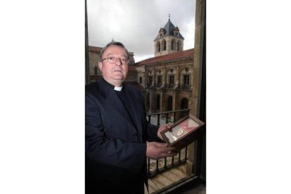 Francisco Rodríguez LLamazares posa con la medalla en el claustro de San Isidoro.