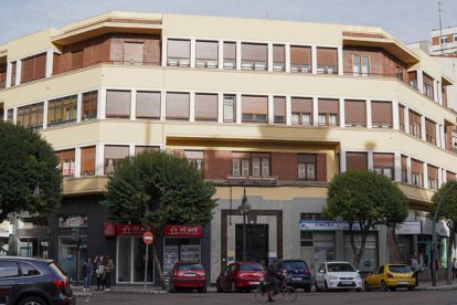 El edificio de viviendas de la Gran Vía de San Marcos número 28 recibirá la placa Docomomo. MIGUEL F. B.