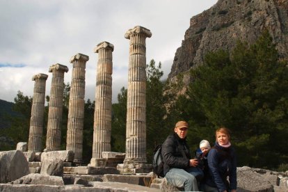 Javier González Fernández, junto a Zuzanna y su hijo en Priene (Turquía).