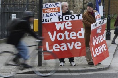 Partidarios del brexit se manifiestan en los aledaños del Parlamento británico, en Londres.