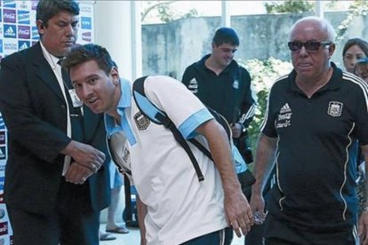 Messi, ayer, a su llegada a la ciudad paraguaya de Asunción.