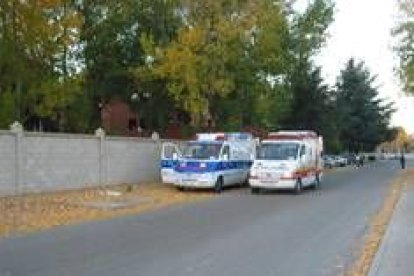 Dos ambulancias en las inmediaciones del centro de salud de La Bañeza, donde fue atendido Hugo López