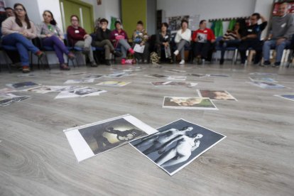 Las fotos usadas en Asprona León muestran la diversidad de los cuerpos, modelos sexuales y situaciones vitales. JESÚS F. SALVADORES