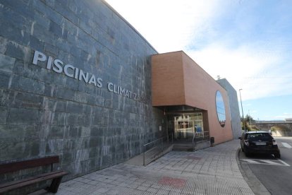 Bembibre retrasará la reapertura de las piscinas cubiertas hasta que el Pleno apruebe el cambio de gestión. Los trabajadores siguen en su puesto. LDM