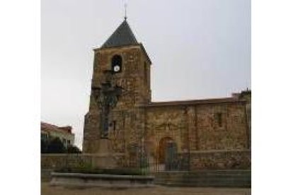 Aspecto actual de la iglesia de El Salvador, con su sólida torre, desde la plaza del mismo nombre