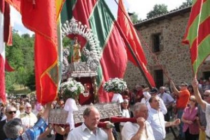 Los pendones de una veintena de pueblos de la provincia forman un pasillo para homenajear a la Virge