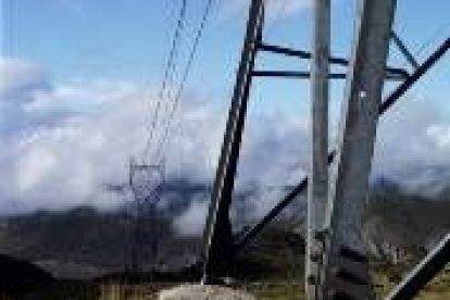 Torreta de la línea de alta tensión en pleno corazón de Picos de Europa