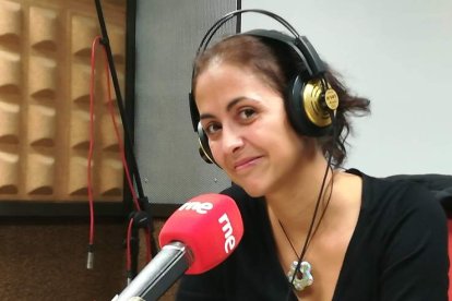 Elisa Rapado, durante la emisión de unos de los programas en Radio Clásica. DL