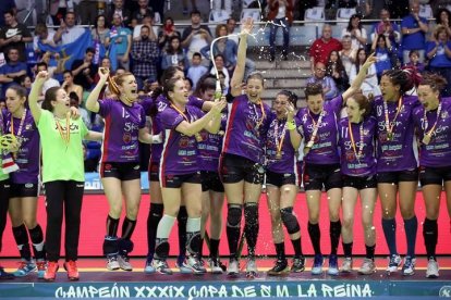 Raquel Caño celebra la Copa de la Reina con sus compañeras