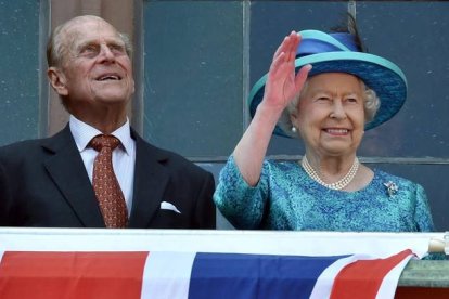 La reina Isabel II y su marido, el príncipe de Edimburgo, este jueves en Fráncfort, con motivo de su visita a Alemania.