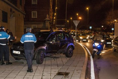 Estado en el que quedó el coche tras el accidente que se produjo a la altura de la plaza de toros. S.PÉREZ