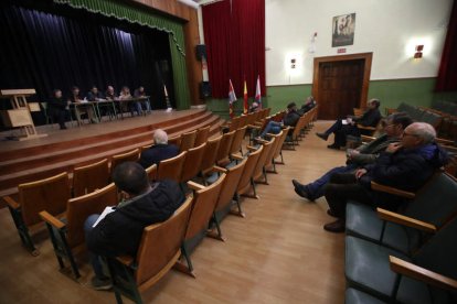 La asamblea se celebró en el IES Virgen de la Encina. L. DE LA MATA