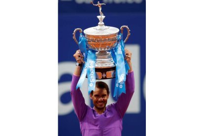 Rafa Nadal levanta el trofeo de campeón en el Godó. ALEJANDRO GARCÍA